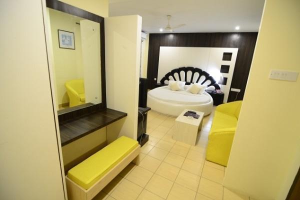 Hotel Little Palace Dibrugarh ภายนอก รูปภาพ